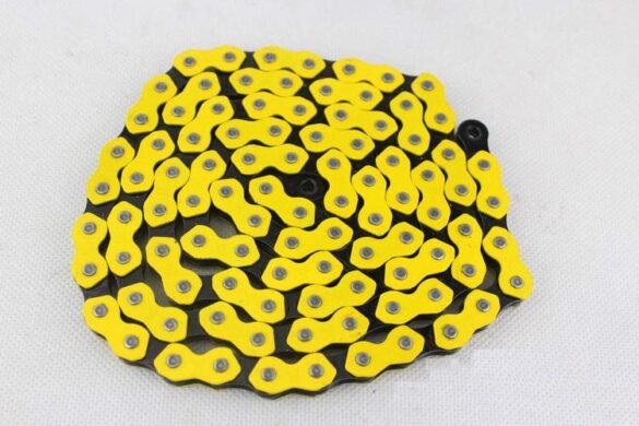 CADENA KMC K-710 TRENDY SERIES 112 ESLABONES AMARILLO /NEGRO