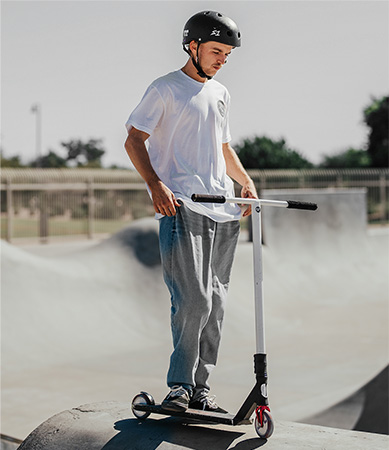 Lucky Scooters pro en plena accion en la pista de skate
